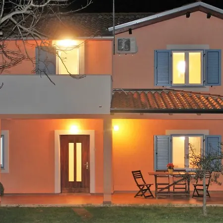 Apartman Two-Bedroom Holiday Home With Private Pool & Garden *